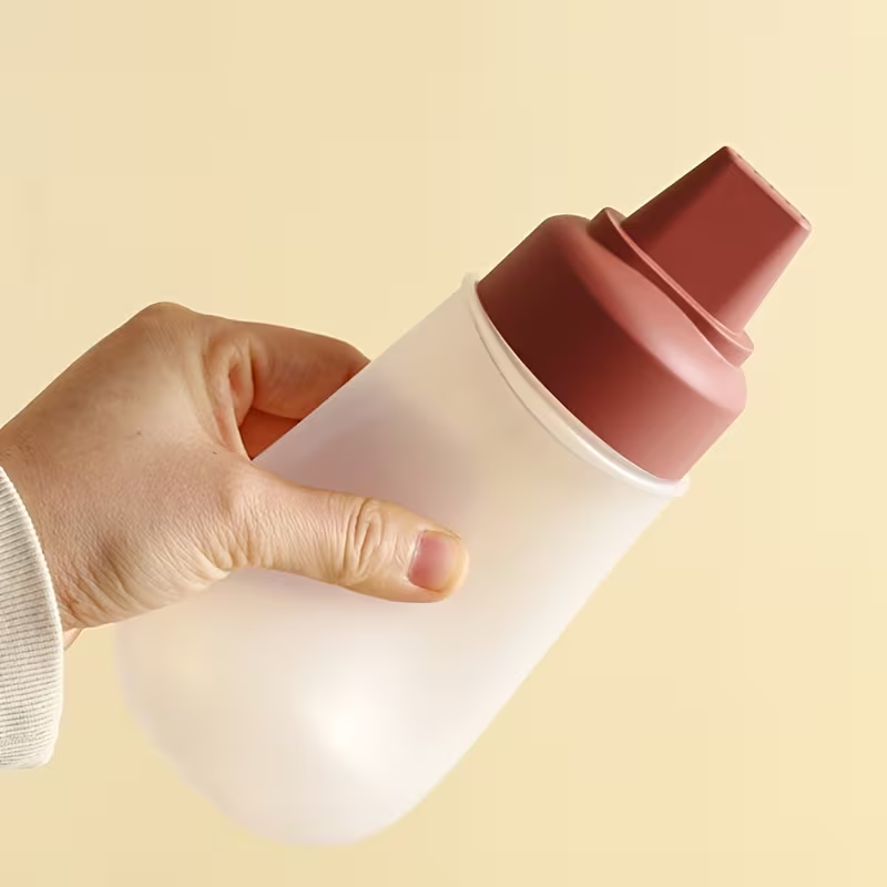 Squeezable sauce bottle for salad